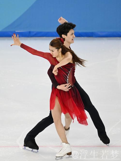 任俊霏与邢珈宁在冰舞韵律舞中位列第31名